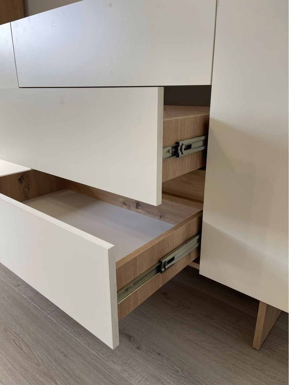 Comoda Kosmo, 2 usi + 3 sertare, 150x85x52 cm, Wenge si Bej
